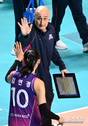 김연경, 15년만의 V리그 우승을 향해…'공격종합 2위→득점·리시브 5위' 기록보다 위대한 명품 리더십 [SC피플]