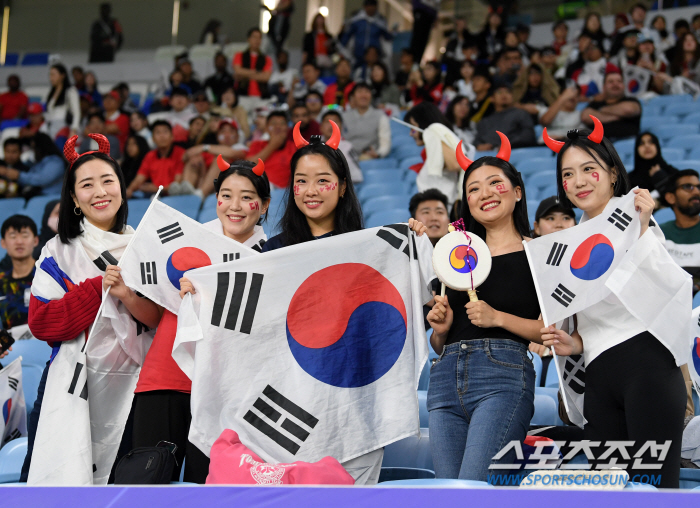 [아시안컵]황당한 일본의 '청소도르 부심'…"한국팬 관중석 청소는 대단한…