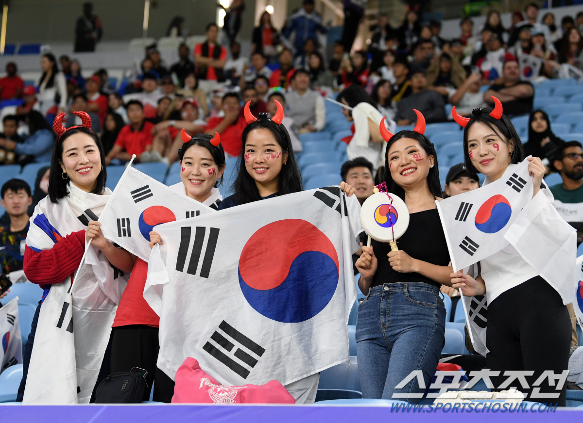 [아시안컵]황당한 일본의 '청소도르 부심'…"한국팬 관중석 청소는 대단한…