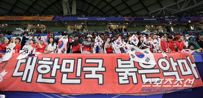 [아시안컵]황당한 일본의 '청소도르 부심'…"한국팬 관중석 청소는 대단한…
