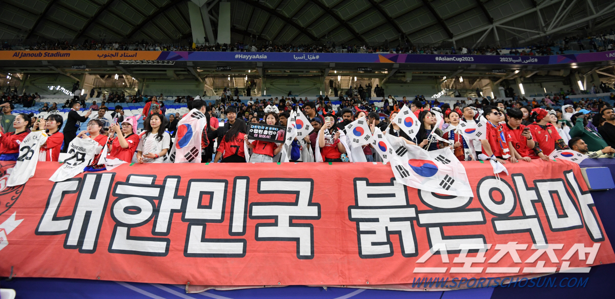 [아시안컵]황당한 일본의 '청소도르 부심'…"한국팬 관중석 청소는 대단한…