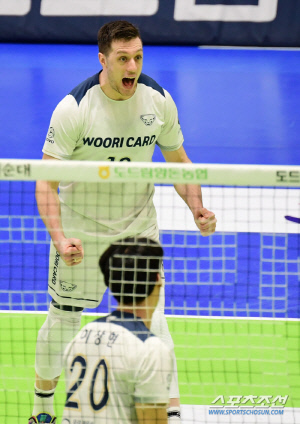 '26득점 폭발, 마테이의 귀환' 우리카드, 승점 3점차 선두...한국전력 4연승 마감 [수원 현장]