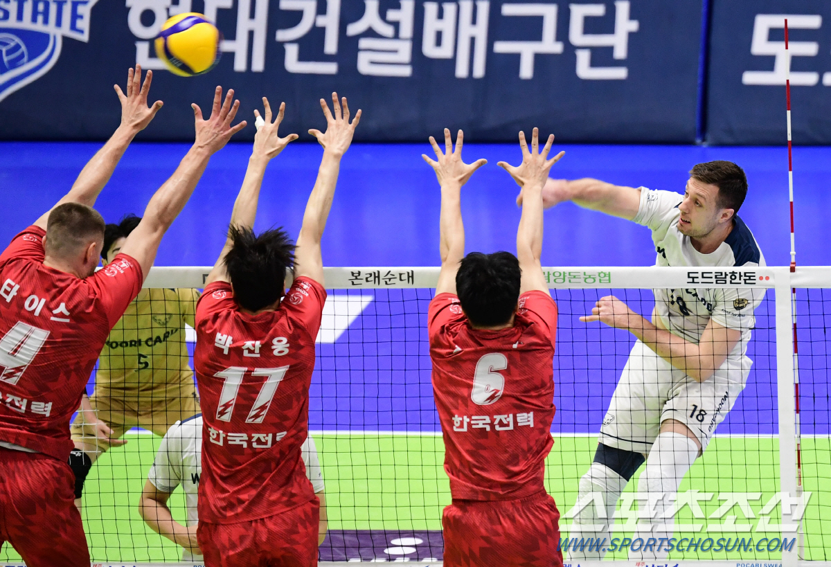 '26득점 폭발, 마테이의 귀환' 우리카드, 승점 3점차 선두...한국전…