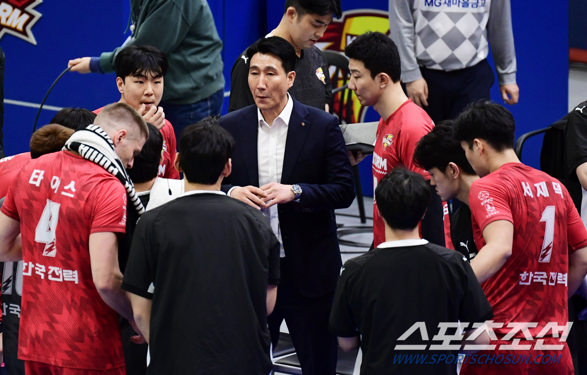 '4득점에 뼈아픈 범실만' 권영민 감독 일침 "에이스 임성진, 분발해야 …