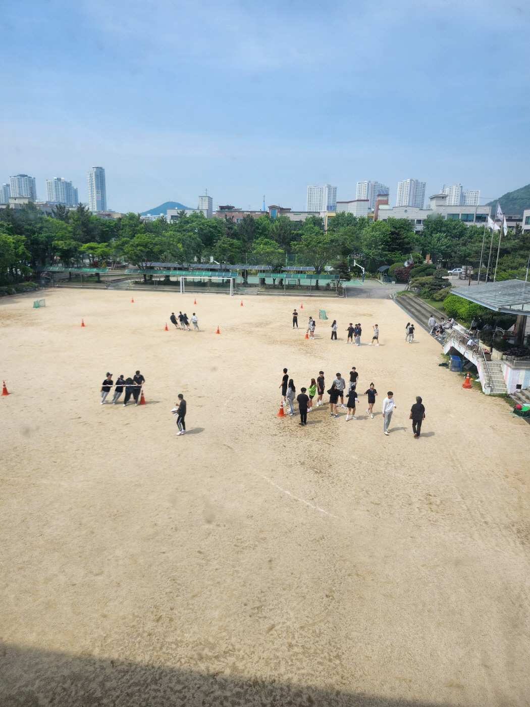 연병장 같은 운동장 멈춰! 안산 송호고 14억 프로젝트 → 풋살장·테니스…