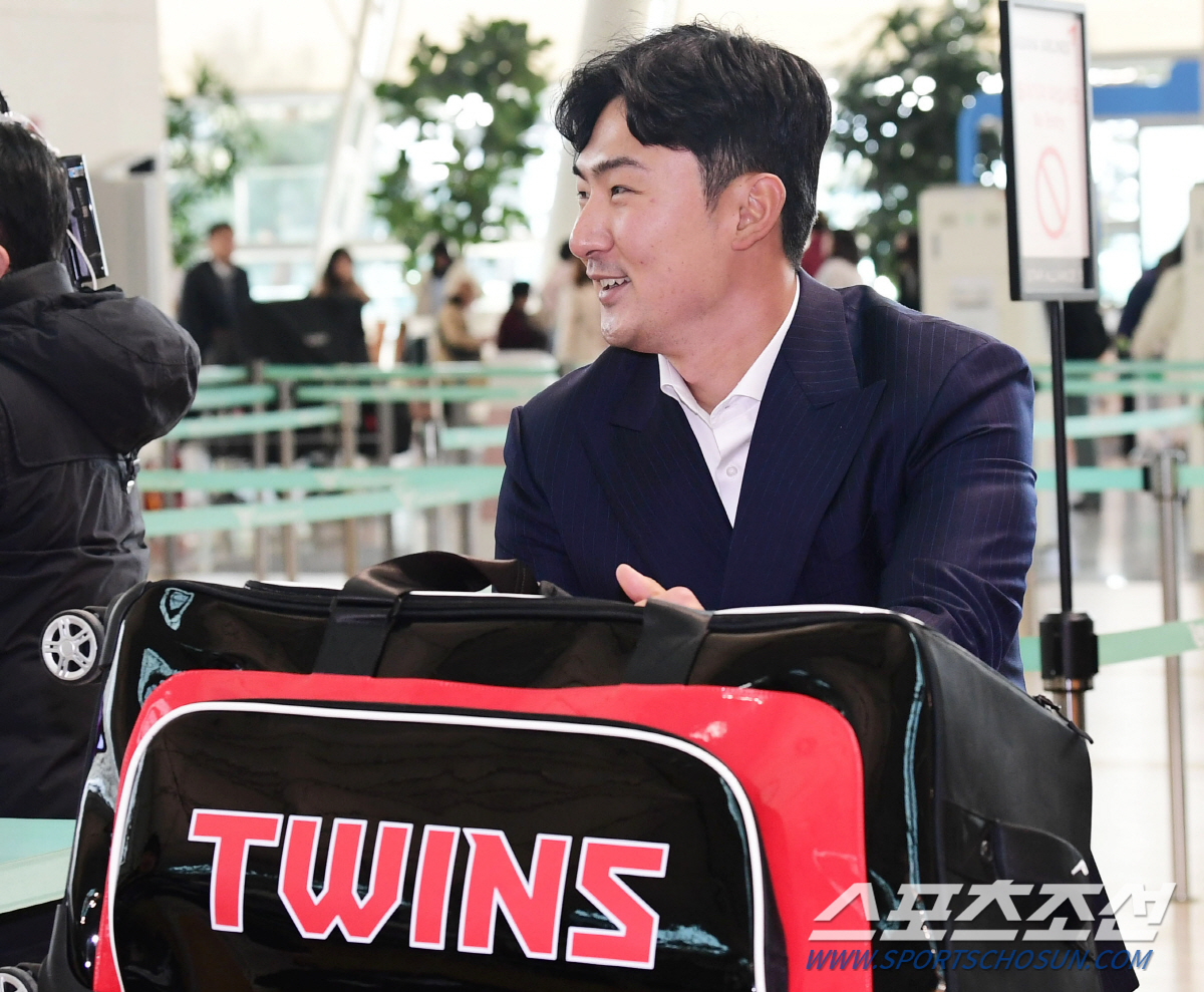 "똘똘 뭉쳐있는 느낌. 신기했다" 31년 우승 못한 롯데에서 온 새 식구…