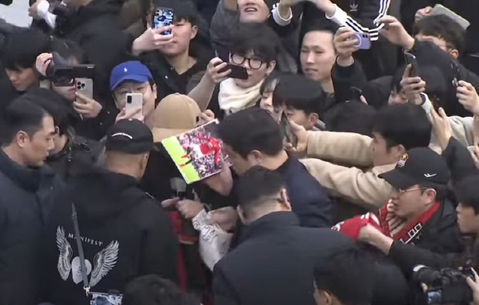 英매체도 실시간"한국 도착 린가드,희한한 피리 선물 받았다"