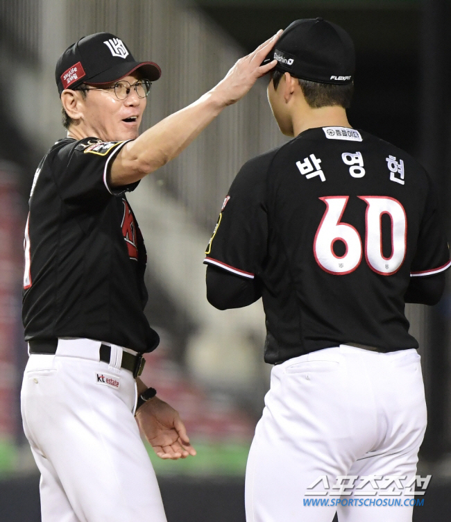 '만년 꼴찌를 우승팀으로' 명장의 탄생은 이유가 있었다...그 비하인드 …