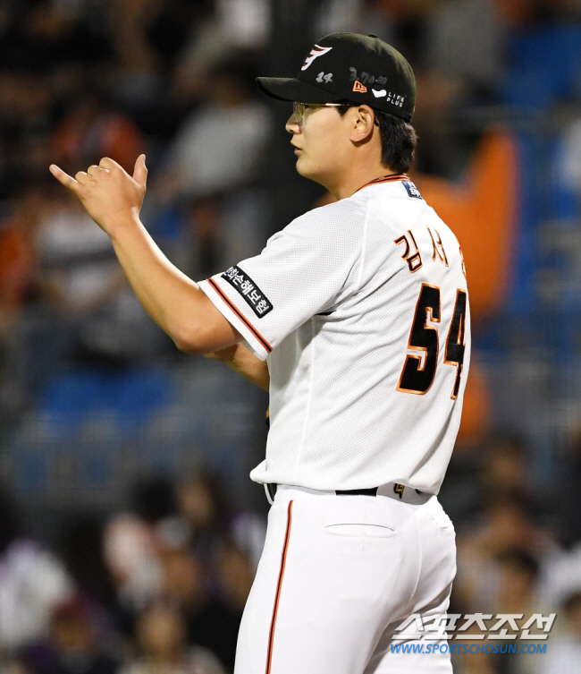 '신인왕'도 1년 차는 ERA 5.65였다…158㎞ 광속구 '2년 차' …