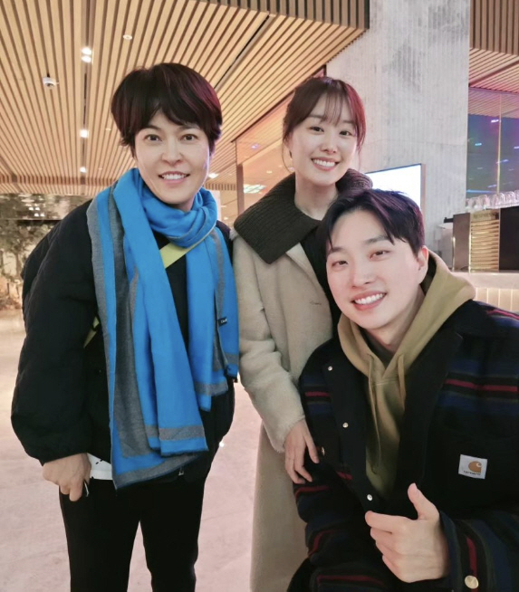 "아름다운 커플" 송지은♥박위, 동료 연예인들 축복 속 '예쁜 사랑 키워…