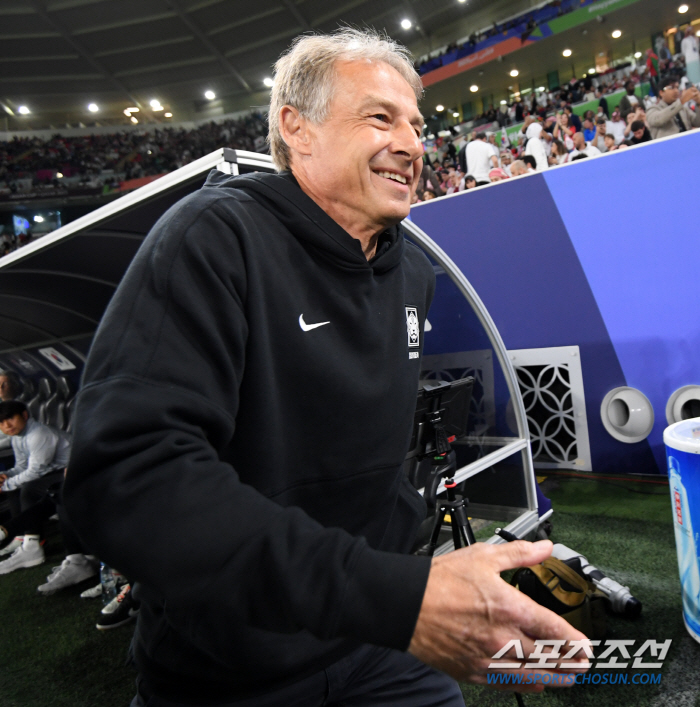 '사퇴 선언할까? 아니면 웃어 넘길까?' 韓축구에 오명 남긴 클린스만, …