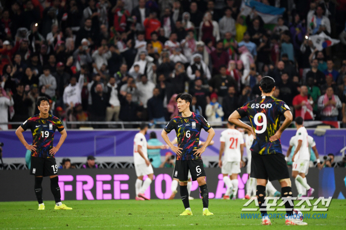 '사퇴 선언할까? 아니면 웃어 넘길까?' 韓축구에 오명 남긴 클린스만, …