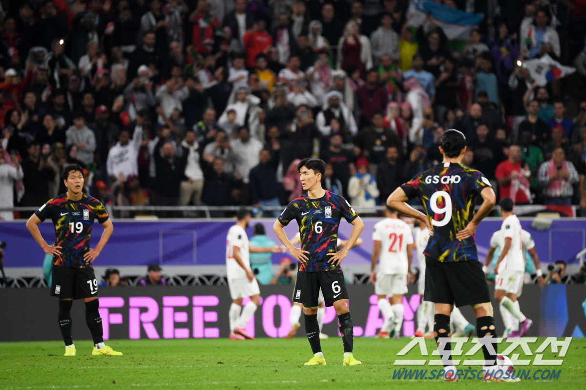 '사퇴 선언할까? 아니면 웃어 넘길까?' 韓축구에 오명 남긴 클린스만, …