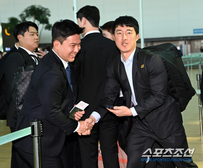 "유격수 부담스럽다"는 베테랑→'우승' 키스톤이 필요해…사직에 7년만의 …