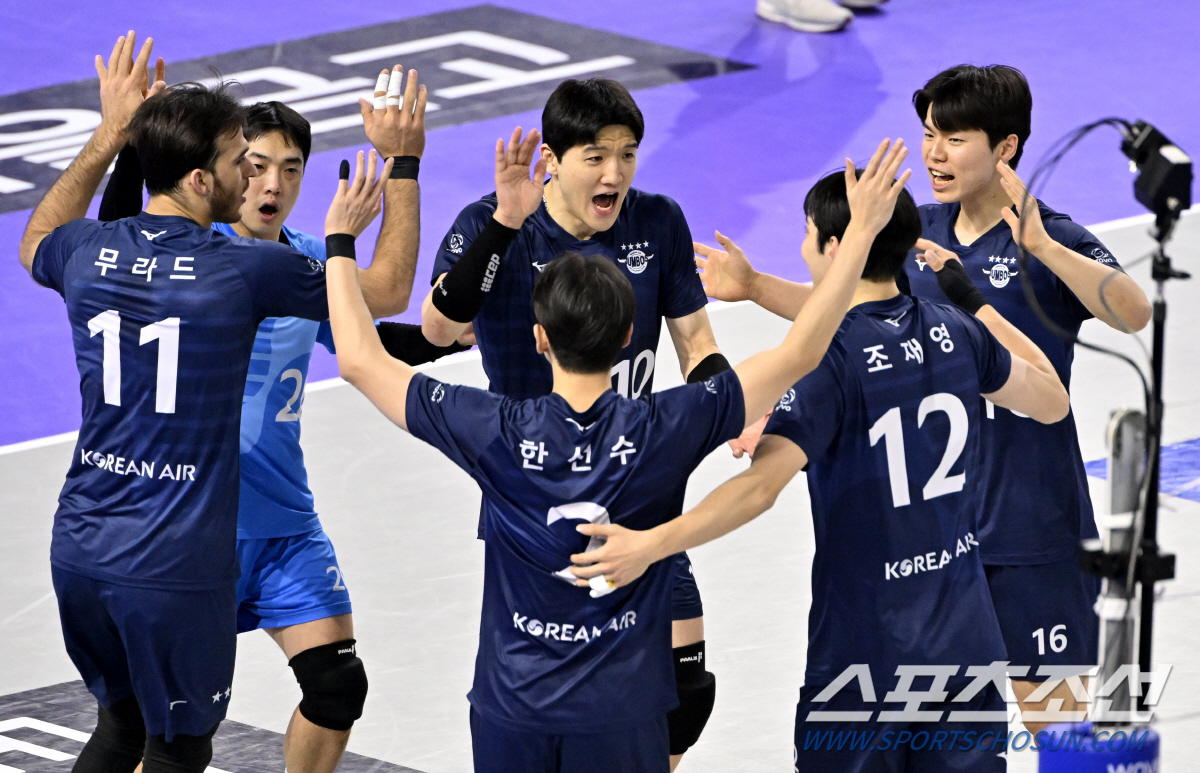 '승점 지웠다' 우리카드 기다려라! '임동혁 폭발&블로킹 압도' 대한항공…