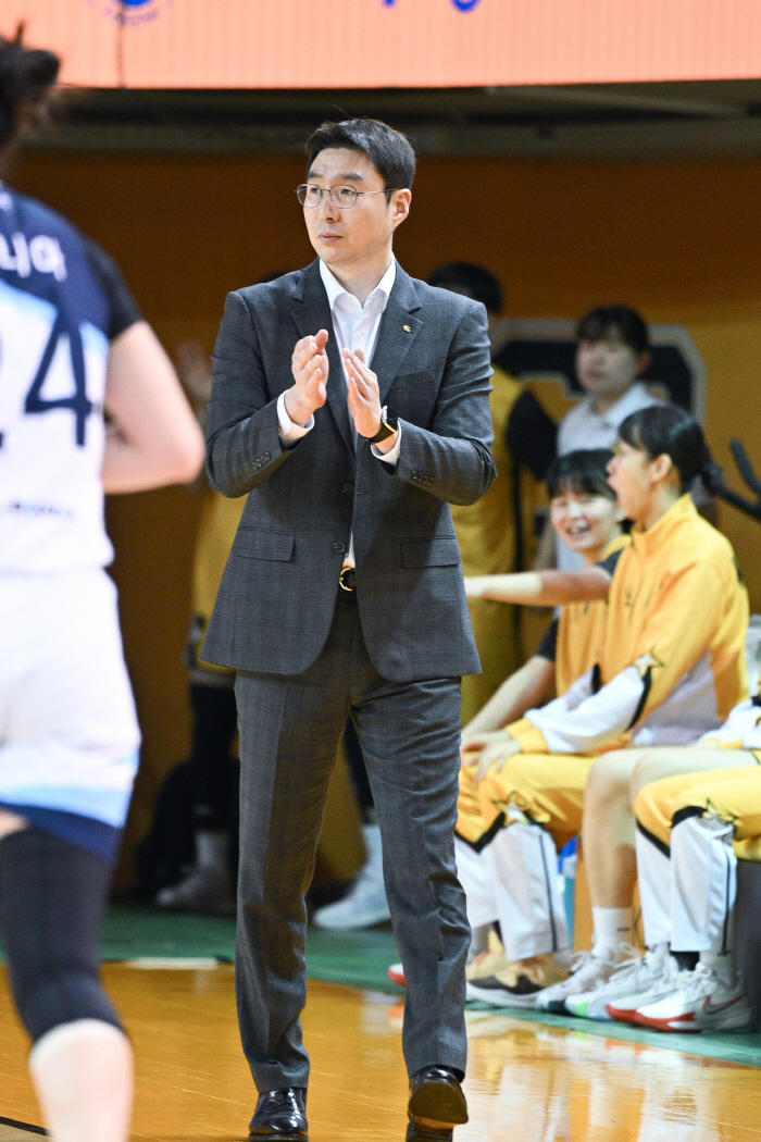 [WKBL 승장코멘트] 김완수 KB스타즈 감독 "홈 12연승, 선수들이 열심히 해준 결과"