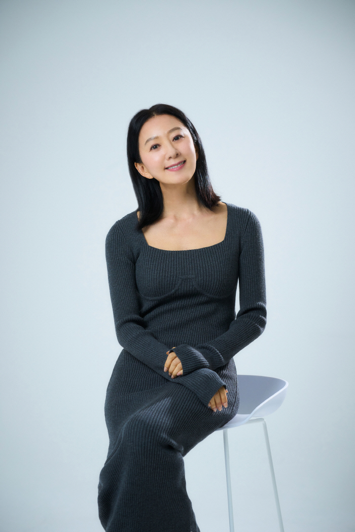 [SC인터뷰] '컬러렌즈→화려한 의상' 소화…'데드맨' 김희애의 한계 없…