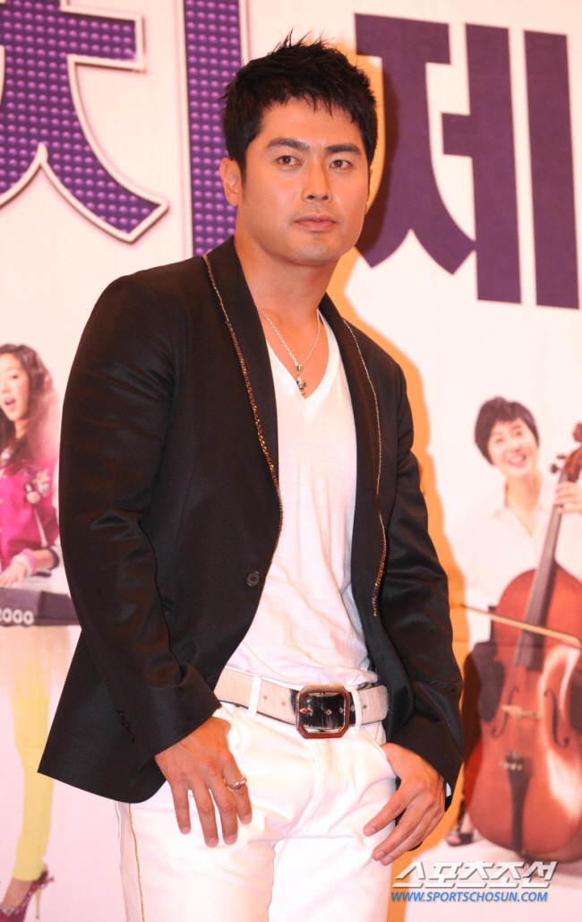 [SC이슈]'사기 논란→잠적' 배우 이종수, 美  고깃집서 매니저 근무 …