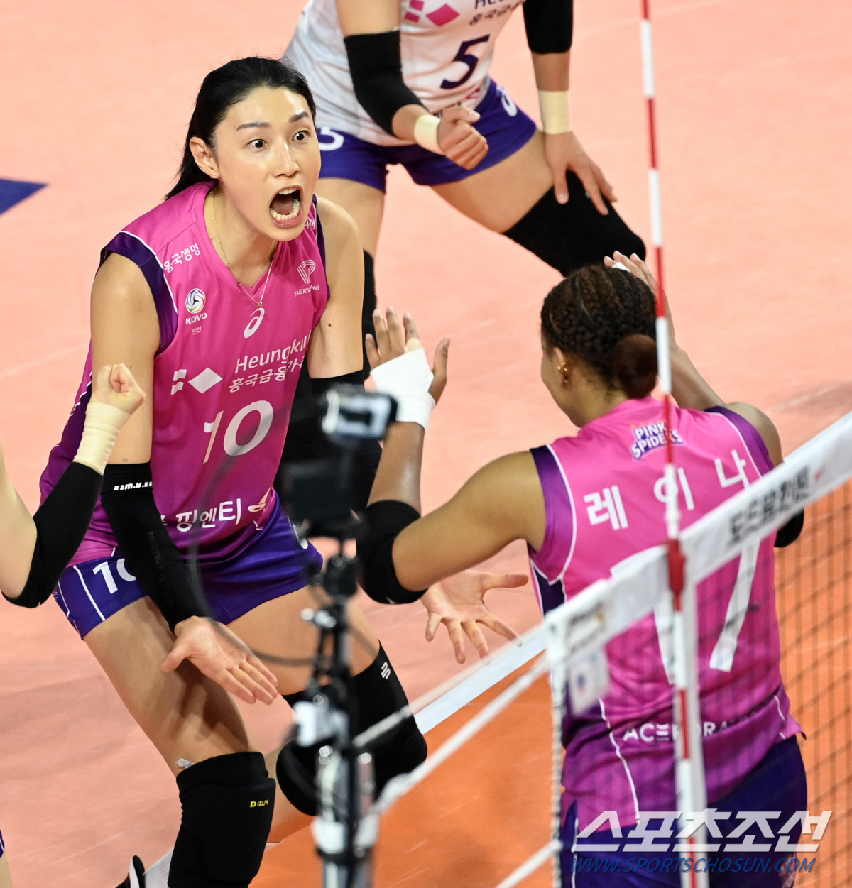 '해결사' 김연경 24득점 번뜩였다! 흥국생명, 정관장 잡고 후반기 3연…