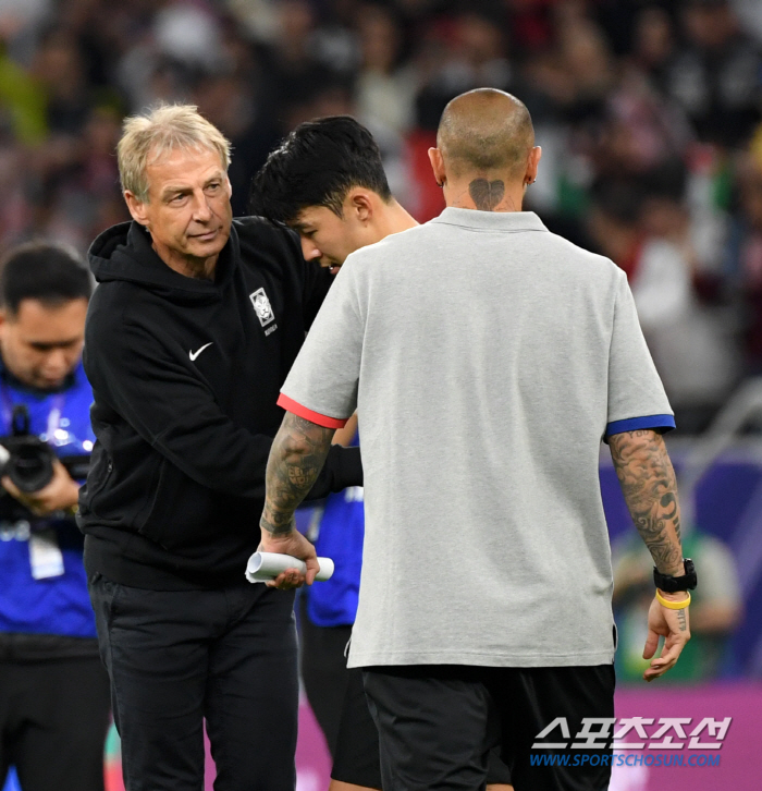 [귀국 현장인터뷰]'웃고, 또 웃고' 클린스만 감독, "이게 팀이야? 엿…