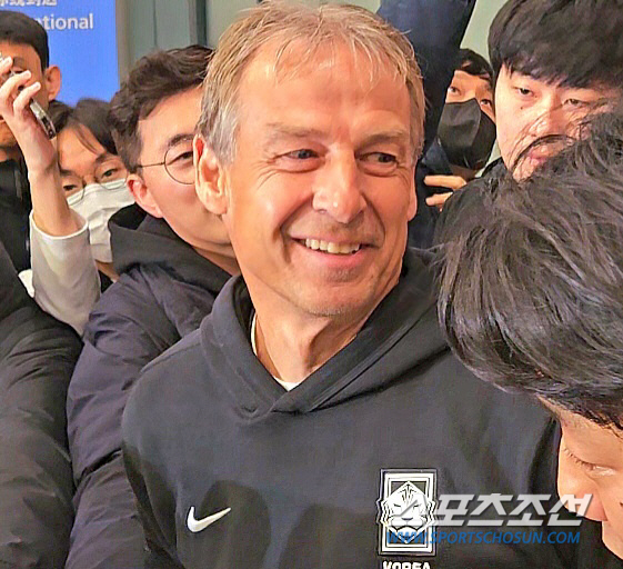 [귀국 현장인터뷰]'웃고, 또 웃고' 클린스만 감독, "이게 팀이야? 엿…