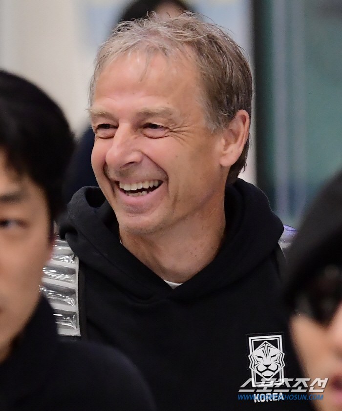 '오기인가, 조롱인가?' 클린스만 감독, 웃는 것도 모자라 손까지 흔들며…