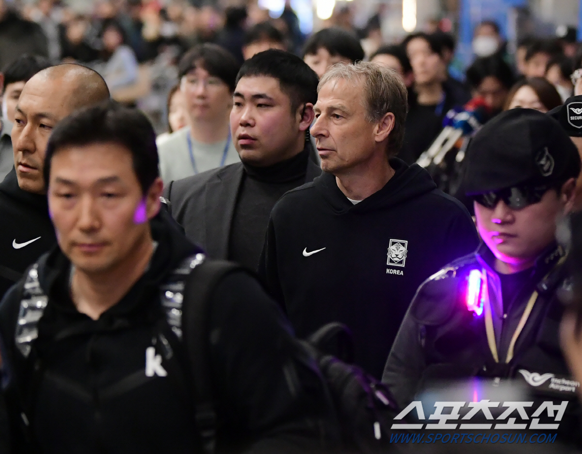 '오기인가, 조롱인가?' 클린스만 감독, 웃는 것도 모자라 손까지 흔들며…