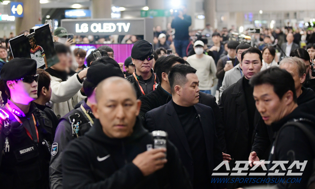'오기인가, 조롱인가?' 클린스만 감독, 웃는 것도 모자라 손까지 흔들며…