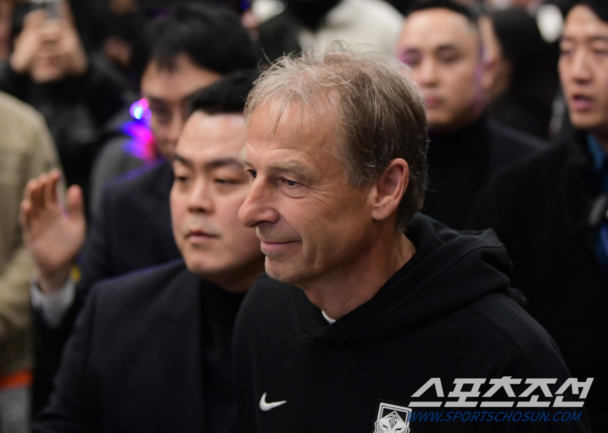 '오기인가, 조롱인가?' 클린스만 감독, 웃는 것도 모자라 손까지 흔들며…