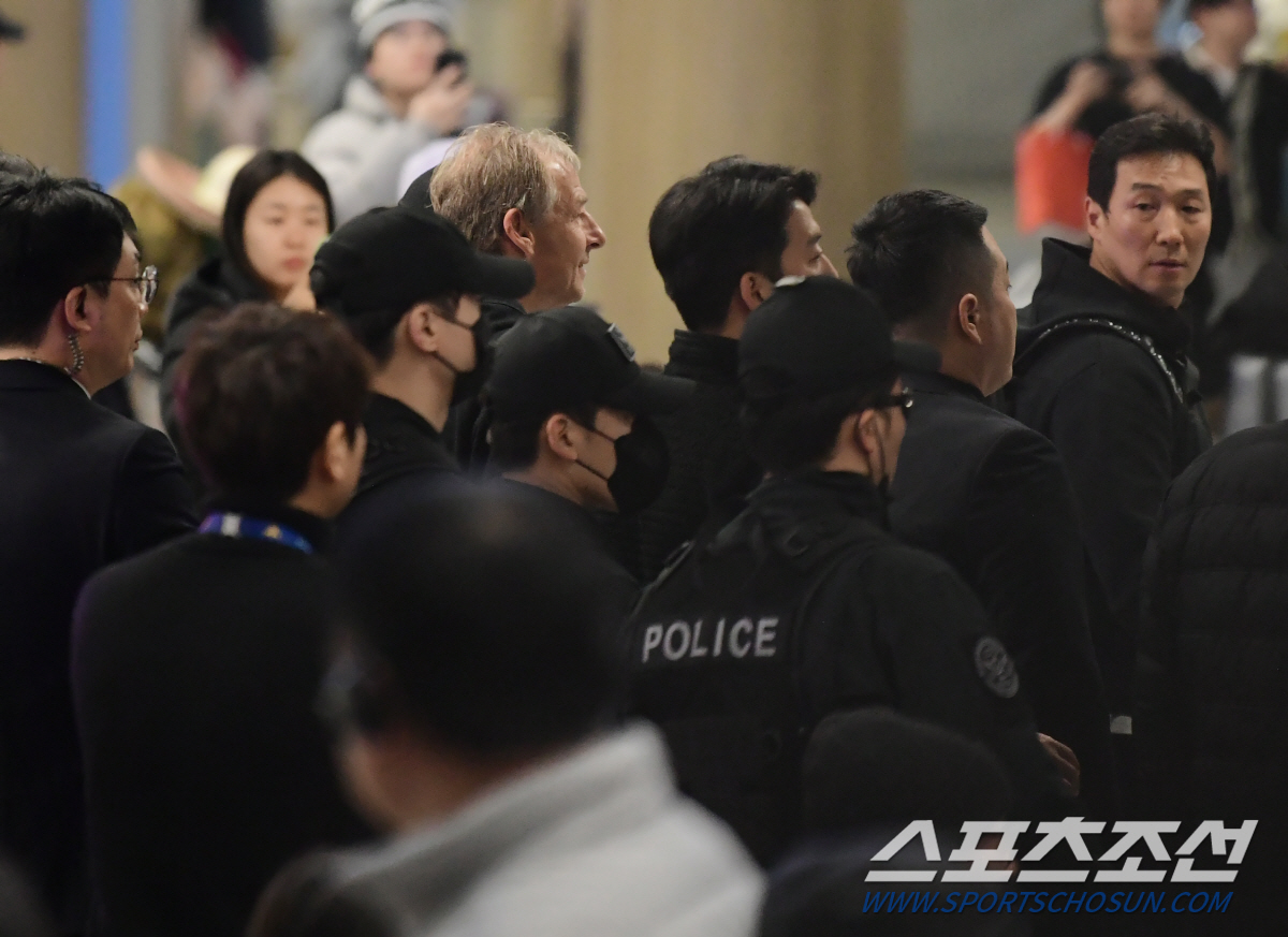 '오기인가, 조롱인가?' 클린스만 감독, 웃는 것도 모자라 손까지 흔들며…