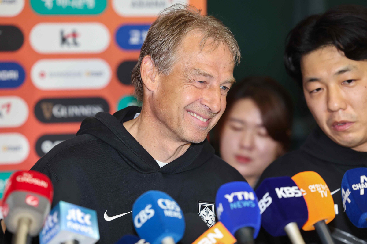 "사퇴하냐고?나이스 퀘스천" '월클 웃상'클린스만,역대급 강철멘탈