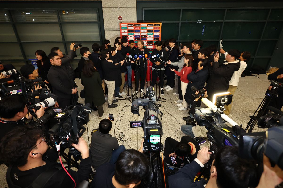 "사퇴하냐고?나이스 퀘스천" '월클 웃상'클린스만,역대급 강철멘탈