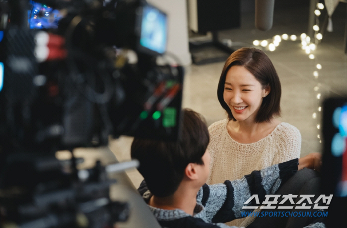 [종합]박민영♥나인우, '손하트'로 설 인사…'매운맛 복수극' 뒤 화기애…