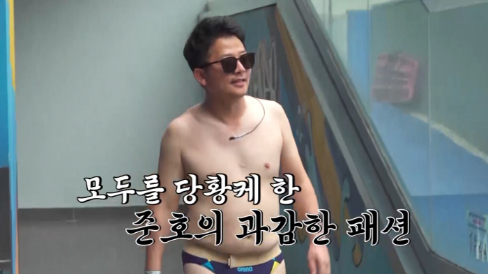♥김지민도 알까…김준호, 골반라인 드러나는 노출 수영복 "나만의 놀이"(…