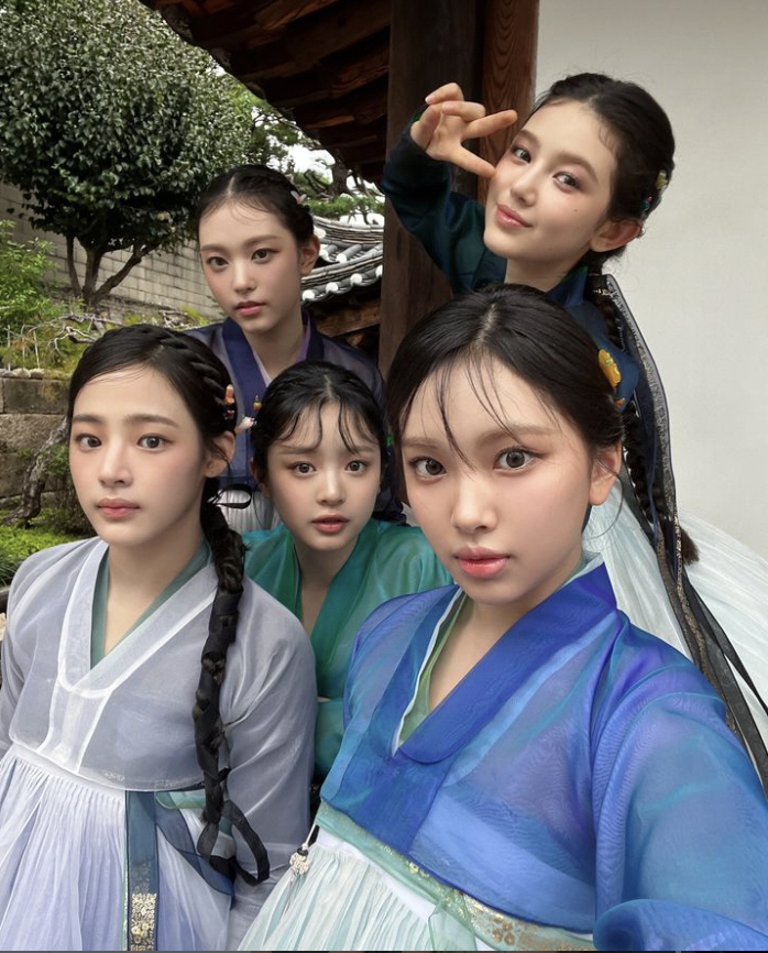 뉴진스 한복입고 새해 인사 "푸른 용 기운, 힘차게 시작"→美 '빌보드 …