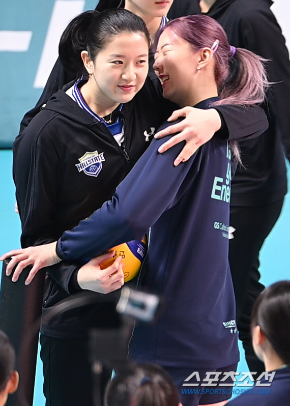 거수경례 인사 건넨 이다현 뜨겁게 안아준 강소휘[장충 현장]