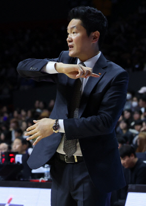 '전희철 감독, 최소 경기 100승' SK, 정관장 꺾고 '연패 탈출'