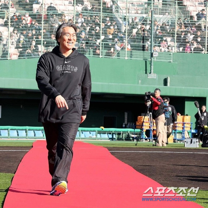 '전설' 마쓰이 6년 만에 방문…요미우리 캠프에 몰린 관중 2만3000명…