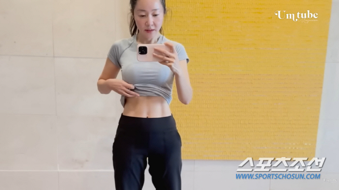 '55.2㎏→51㎏' 엄지원, 선명 11자 복근 비결은?…'10분 모닝 …