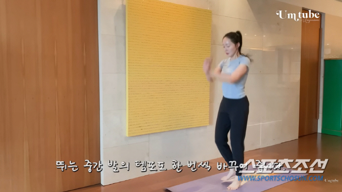 '55.2㎏→51㎏' 엄지원, 선명 11자 복근 비결은?…'10분 모닝 …
