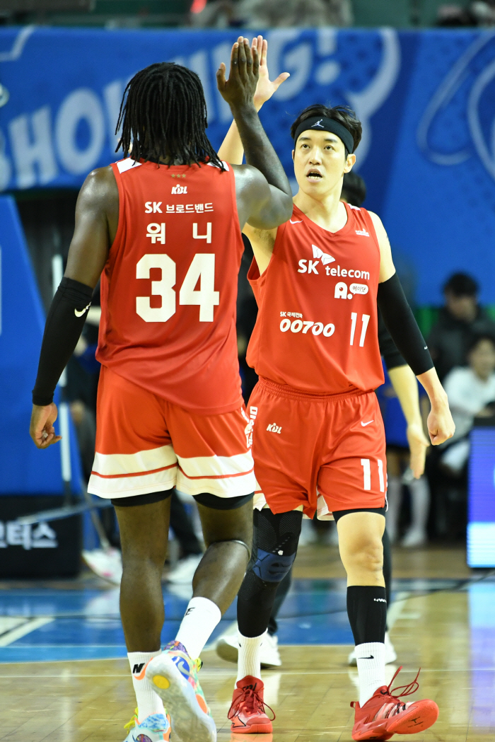 '3점슈터모드' 워니 3점슛 5개로 30득점, SK '잠실라이벌' 삼성 …