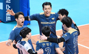 우리카드 4연승 질주…하루 만에 남자배구 1위 탈환