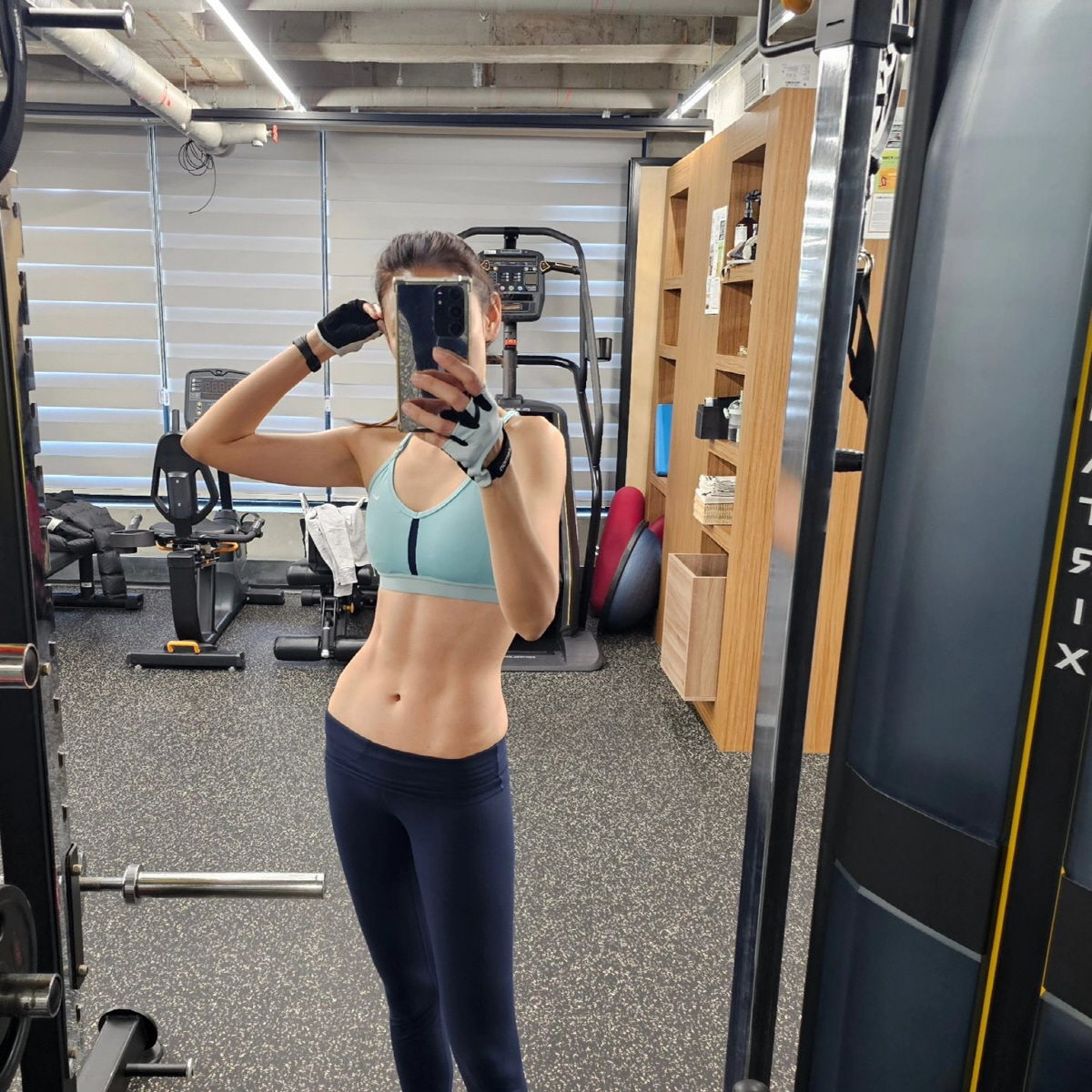 한혜진, 설 연휴에도 운동 '엄청난 복근'..박나래X이시언도 "인정"