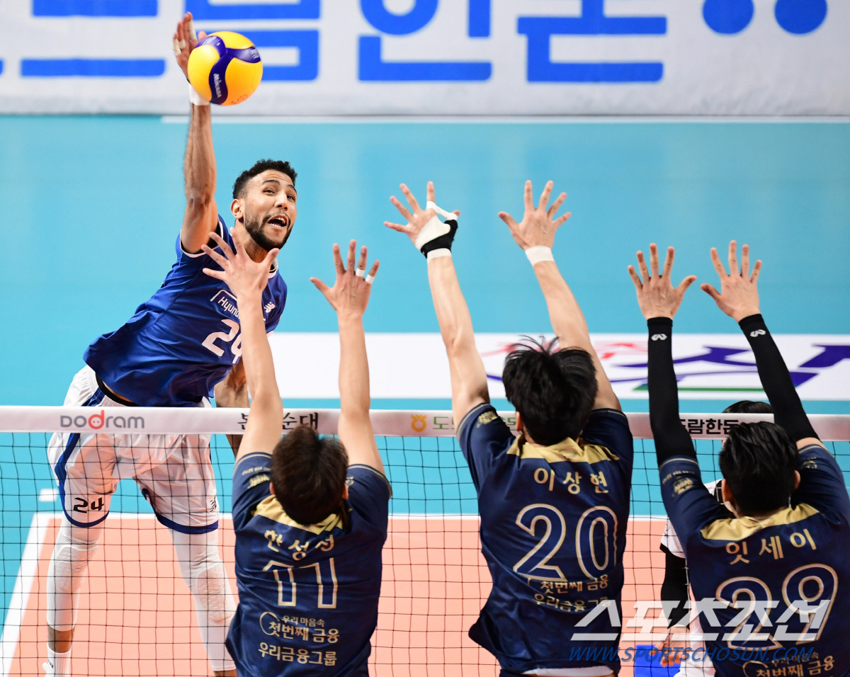 외국인 주포 없지만... 범실이 겨우 5개 우리카드, 22개 남발한 현대…