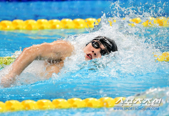 황선우 자유형200m 1분46초99 '11위'...10위 이호준과 동반 …