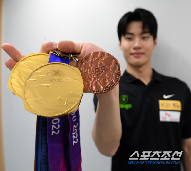 황선우 자유형200m 1분46초99 '11위'...10위 이호준과 동반 …