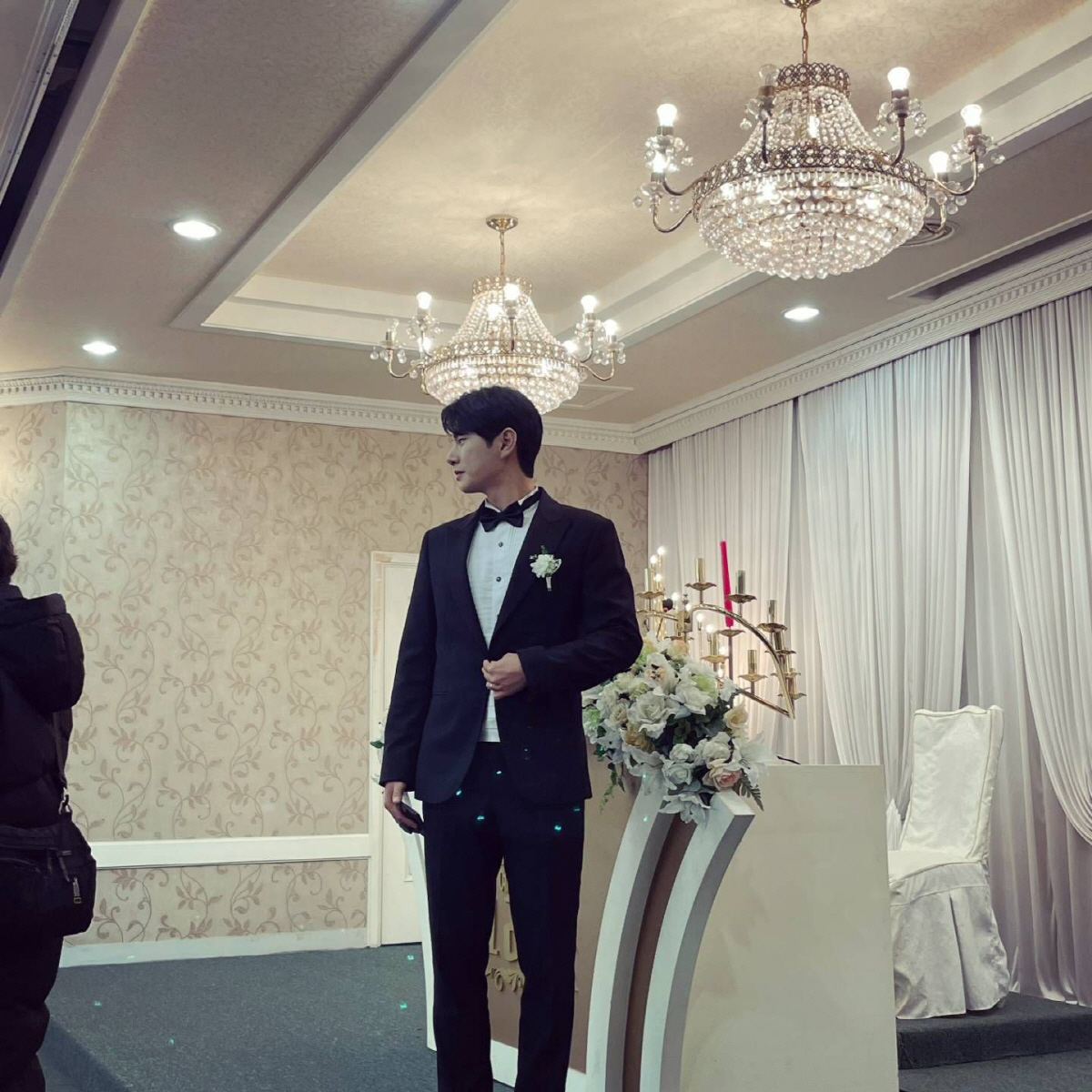 이이경, 박민영과 결혼식 '턱시도+드레스' 자태...팔짱 끼고 미소