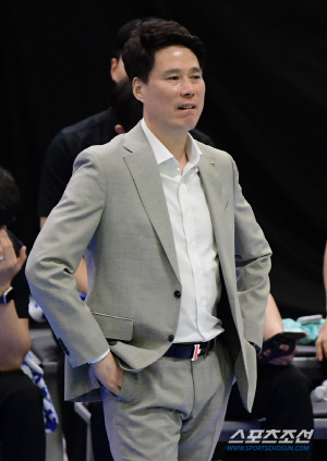 강성형 감독의 한숨 