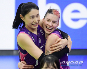 김연경 품에 안긴 ML 레전드의 딸...확 바뀐 흥국생명 '1위 싸움 안 끝났어!' [수원 현장]