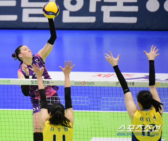 김연경 품에 안긴 ML 레전드의 딸...확 바뀐 흥국생명 '1위 싸움 안…